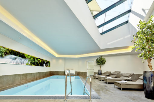 Wellnessbereich mit Indoorpool Hotel Gabi Salzburg Wals