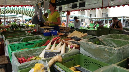 Frisches Obst und Gemüse in den Standln der Schranne in Salzburg