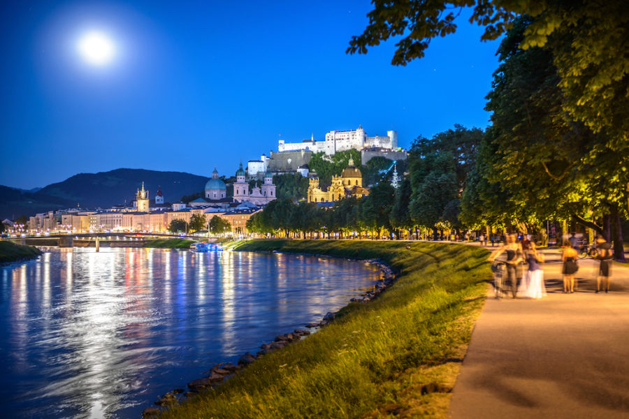 Franz-Josef-Kai, bei Vollmond mit Blick auf die Festung Hohensalzburg