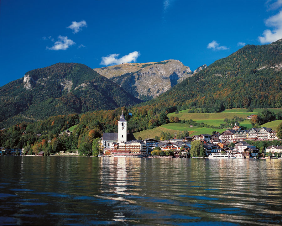 Blick über den Wolfgangsee zur Kirche und dem Ort St. Wolfgang