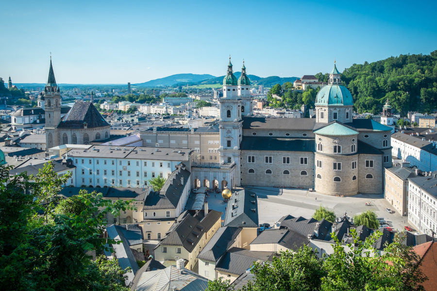 Blick vom Mönchsberg auf die Altstadt mit Dom und Domquartier.