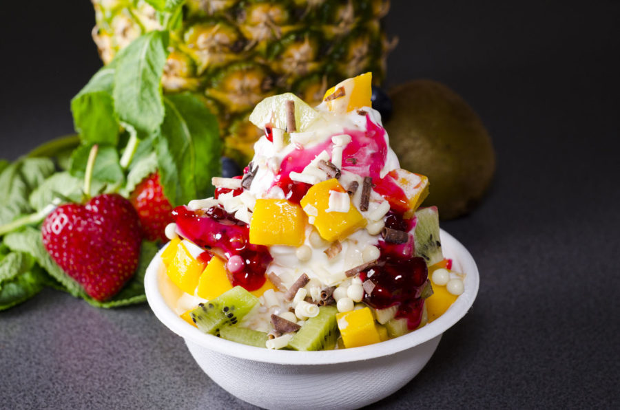 Frozen Yogurt mit Obst als Topping