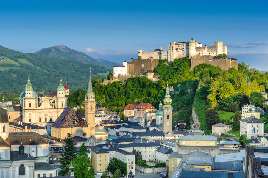 Sehenswürdigkeiten Salzburg, Blick vom Mönchsberg auf die Festung Hohensalzburg und auf die Salzburger Altstadt