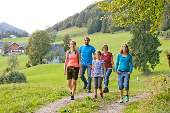 Familie wandert am Fuschlsee