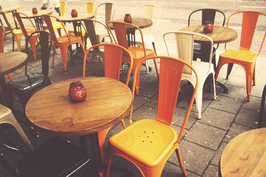 Die schönsten Salzburger Gastgärten Stühle und Tische in einem Gastgarten