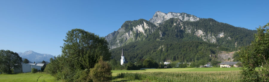 Der Ort Grödig mit Blick auf den Untersberg