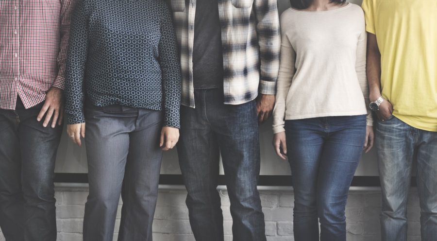 Salzburg für Gruppenreisen Fünf Personen stehen in einer Reihe