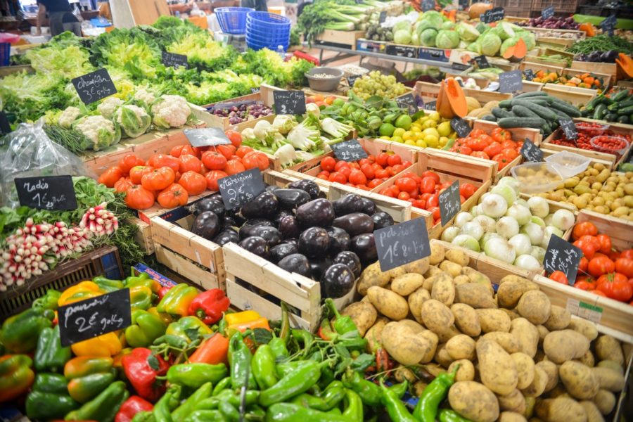 Salzburg für Liebhaber regionaler Produkte Marktstand mit ganz viel Obst und Gemüse