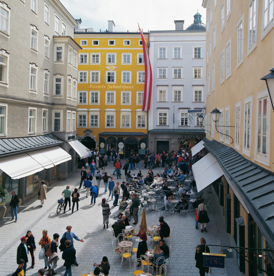 Hagenauerplatz mit dem Mozarts Geburtshaus in Salzburg.