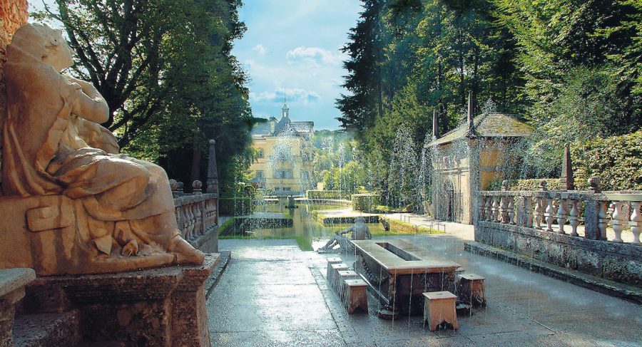 Die Wasserspiele bei Schloss Hellbrunn. Blick auf den Fürstentisch.