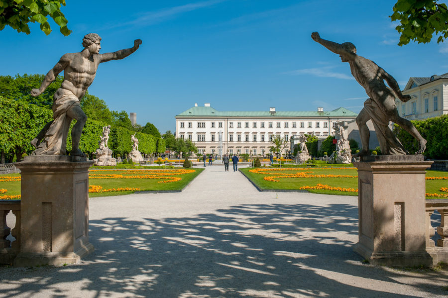 Porgesische Fechter am Eingang zum Mirabellgarten, mit Blick auf das Schloss Mirabell.