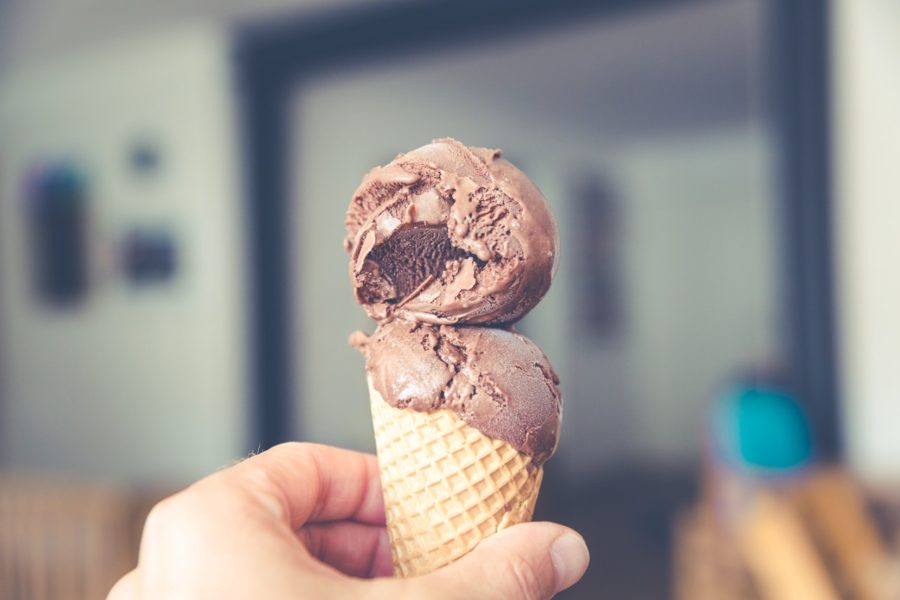 Salzburg für Eisliebhaber Schokoladeneis in einer Tüte