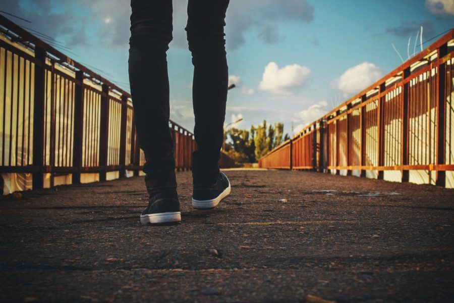 Frühlingshafter Spaziergang durch Salzburg Füße von einem Menschen der über eine Brücke geht