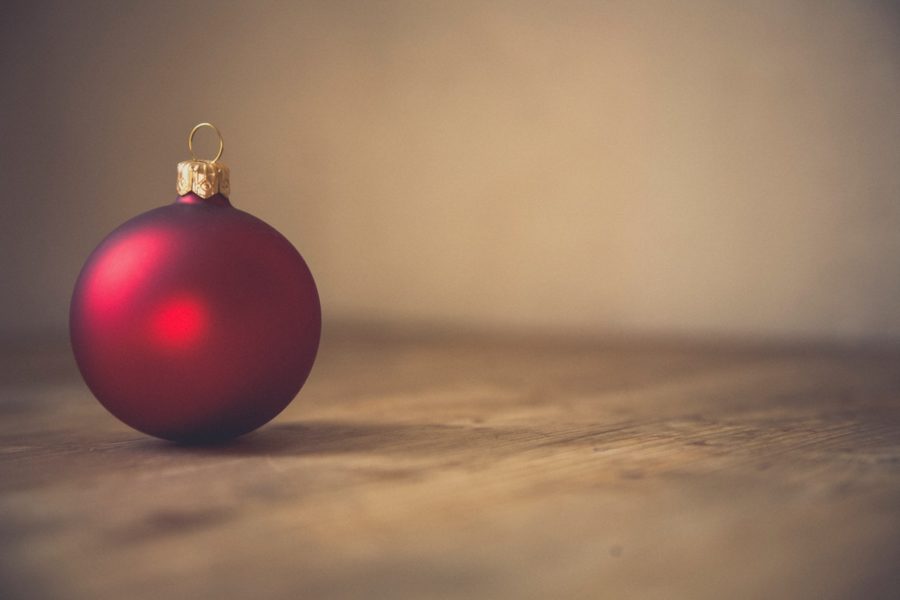 Salzburger Weihnachtsbräuche rote Christbaumkugel