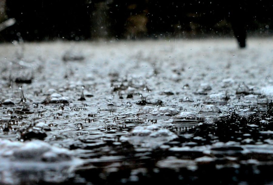 Straße auf die der Regen platzt