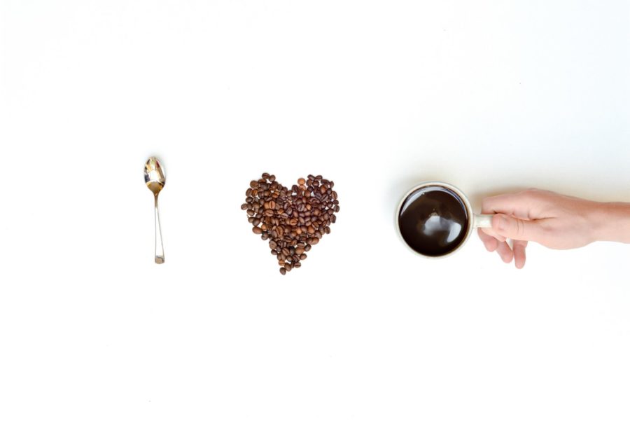 Die Salzburger Kaffeehauskultur I love Coffee aus einem Löffel, Kaffeebohnen und einer Kaffeetasse