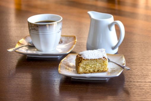 Kaffee, Kuchen und ein Milch-Kännchen