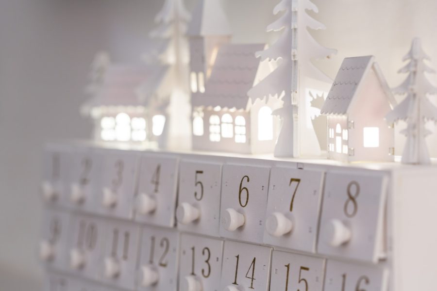 So schön ist die Adventszeit in Salzburg Weißer Adventskalender mit beleuchteten Häuschen darauf