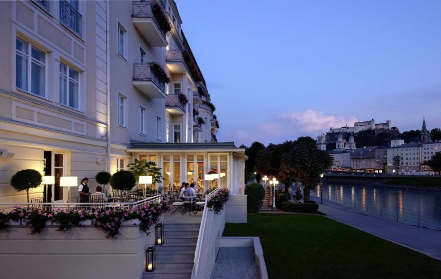 Außenansicht der Terrasse des Hotel Sacher in Salzburg