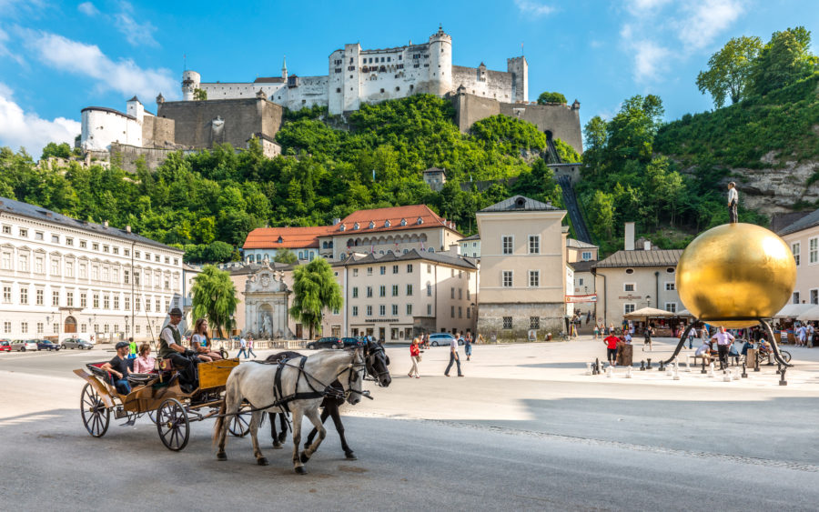 Der Salzburger Kapitelplatz mit Blick auf die Festung Hohensalzburg