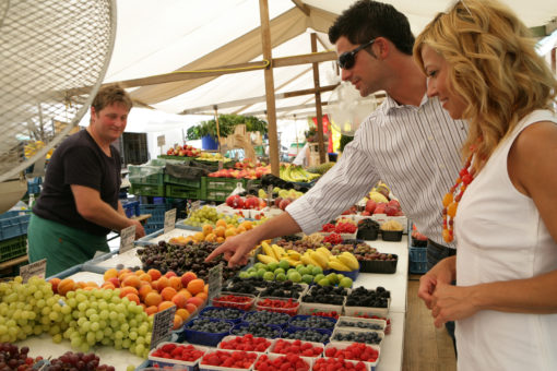 Obstverkauf am Wochenmarkt Schranne in Salzburg