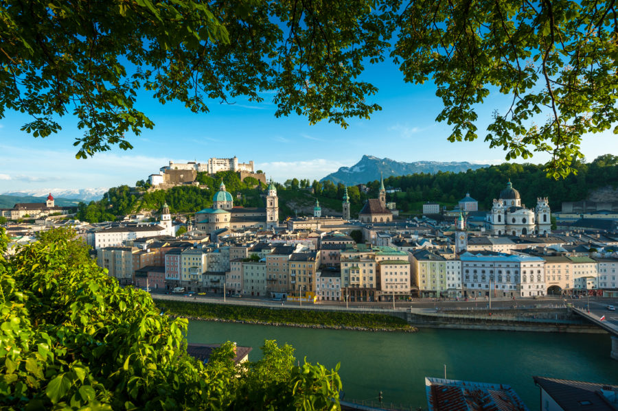 Kurios – Was du bestimmt noch nicht über die Mozartstadt wusstest Blick vom Kapuzinerberg auf die Altstadt mit Festung Hohensalzbug