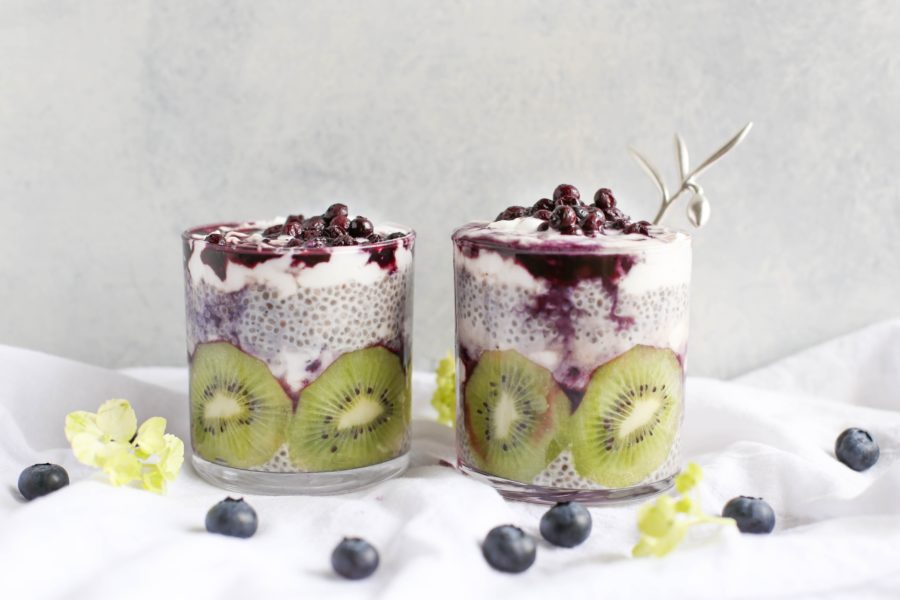 Frühstück mit Kiwis, Blaubeeren und Joghurt