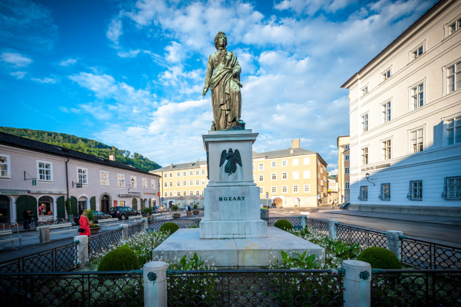 Der Mozartplatz mit dem Mozartdenkmal