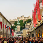 Festspielbesucher in der Hofstallgasse vor dem Großen Festspielhaus.