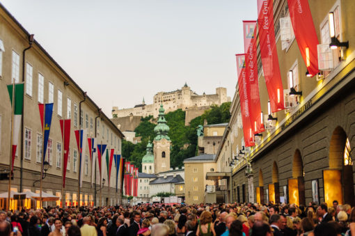 Festspielbesucher in der Hofstallgasse vor dem Großen Festspielhaus.