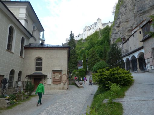 Besucher im Friedhof St. Peter