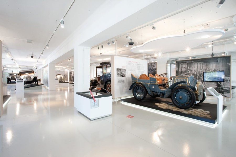 Oldtimer im Museum aufgestellt