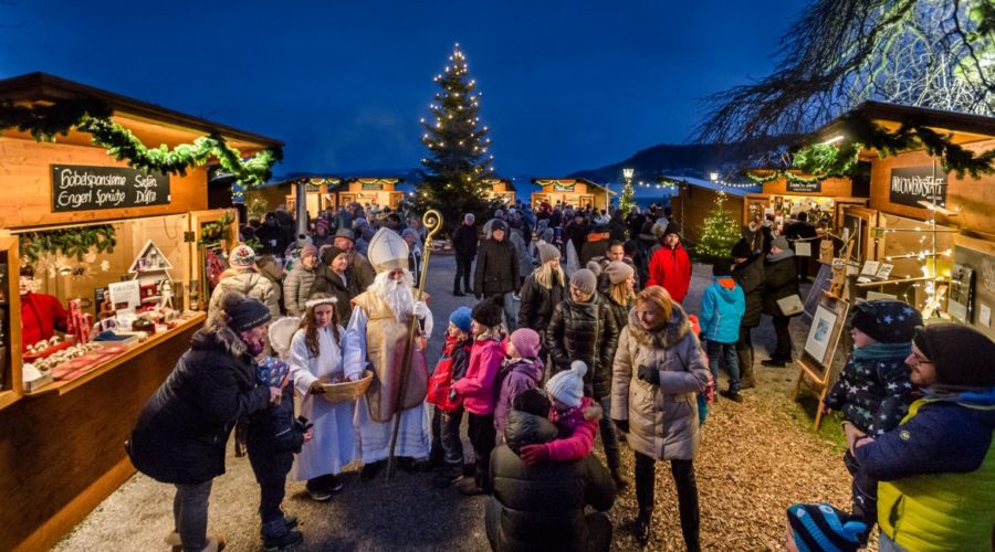 Adventmarkt in Mattsee mit Nikolaus