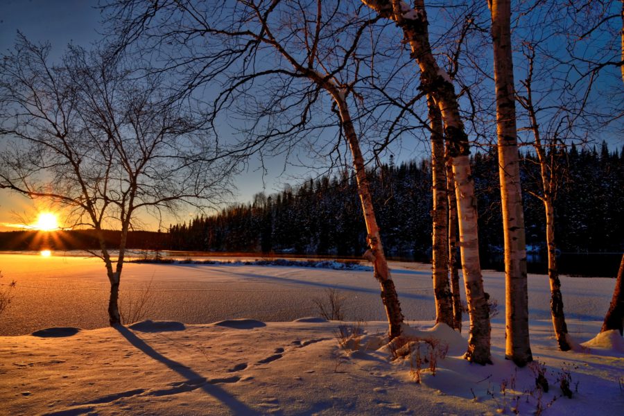 Sonnenuntergang in verchneiter Seelandschaft