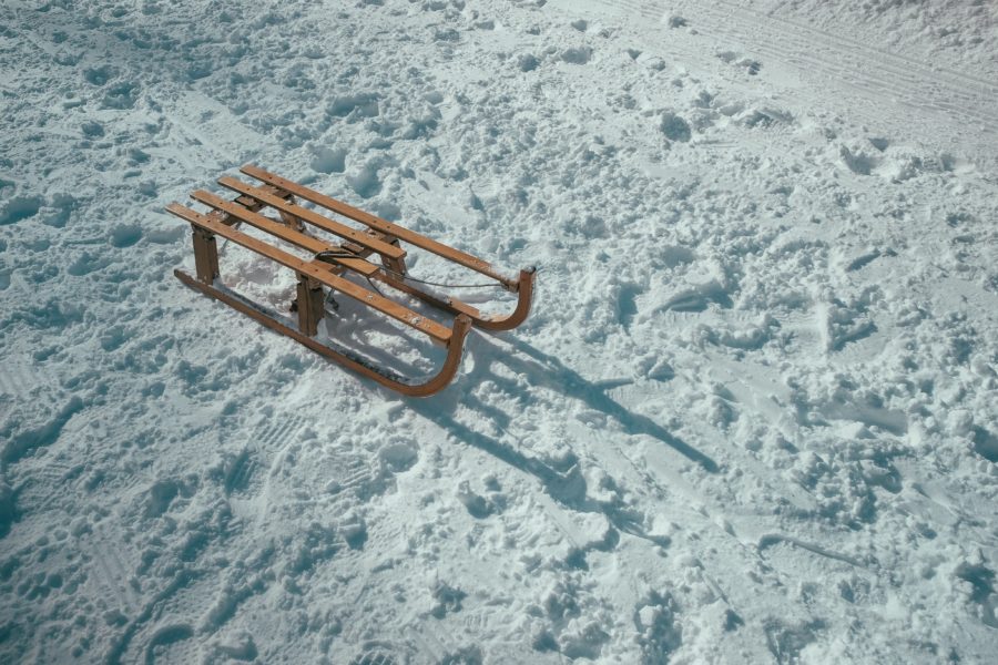 Die schönsten Rodelbahnen in Salzburg brauner Schlitten im Schnee