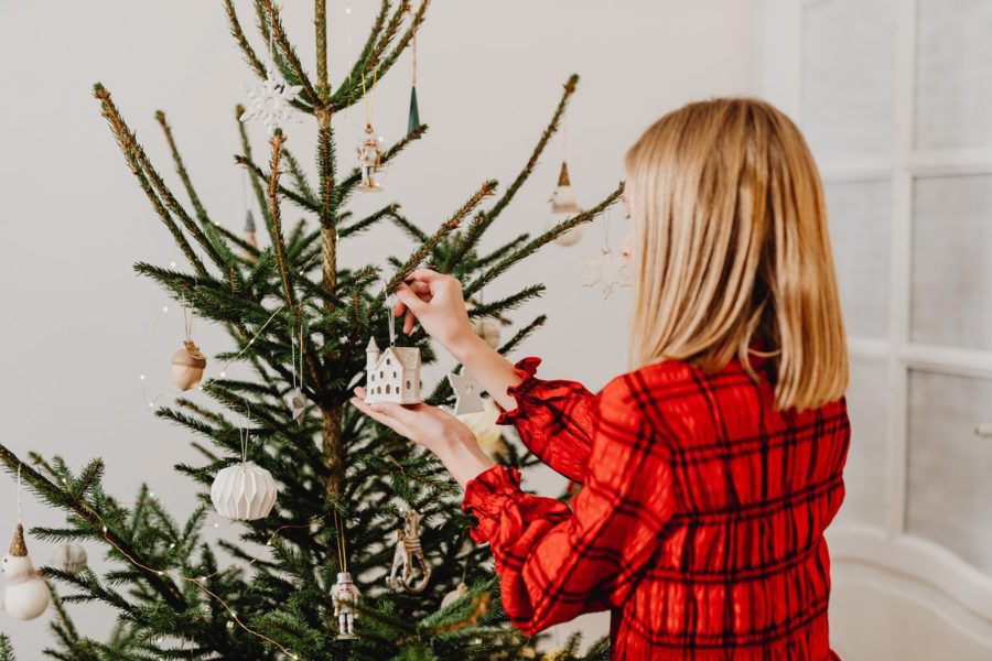 Heilig Abend: So verbringt Salzburg den 24. Dezember Christbaum schmücken